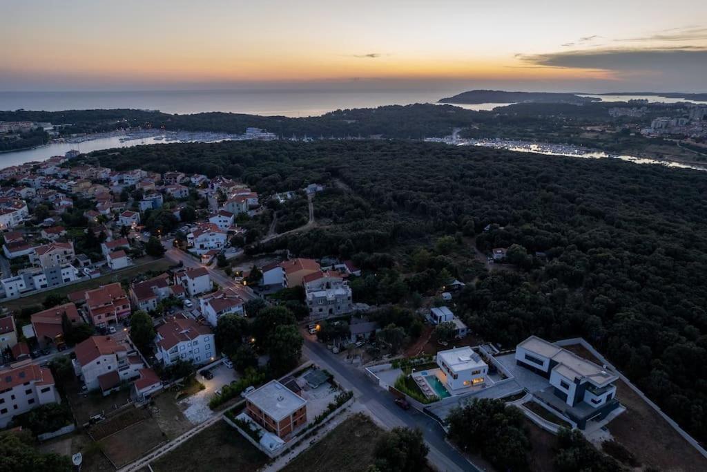 Villa Near Beach Wih 12 Meters Long Pool Pjescana Uvala Exterior photo